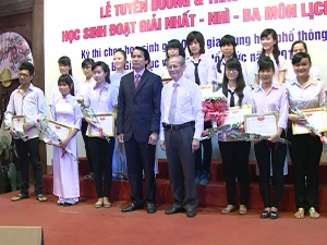 Các học sinh nhận giải thưởng tại Văn Miếu. (Ảnh: Phạm Mai/Vietnam+)